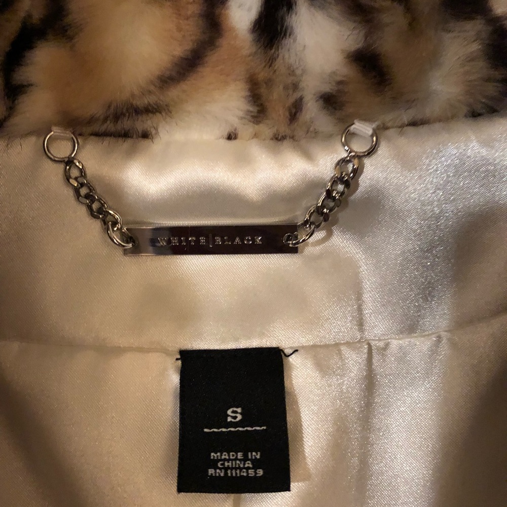 💕sold💕White House Black Market Faux Fur Coat - Picture 4 of 8